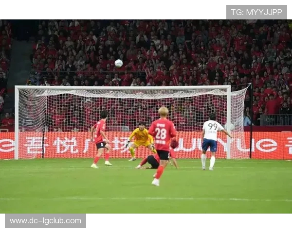 在球场高声歌唱点燃足球英语激情的沉浸式魅力体验之旅狂欢时刻中 在球场高声歌唱点燃足球英语激情的沉浸式魅力体验之旅狂欢时刻中